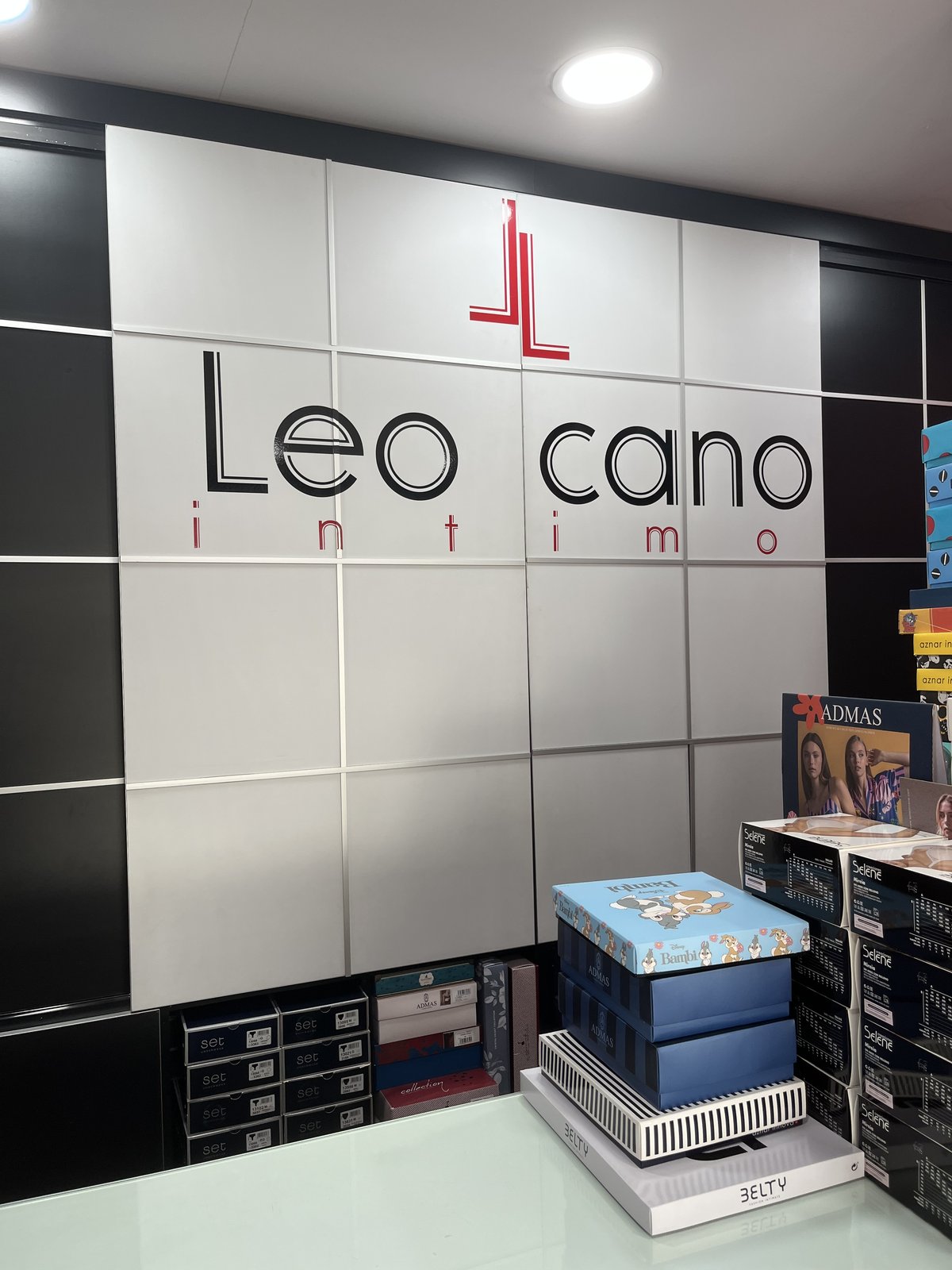 Interior de Leo Cano Íntimo con el rótulo de marca y mostrador