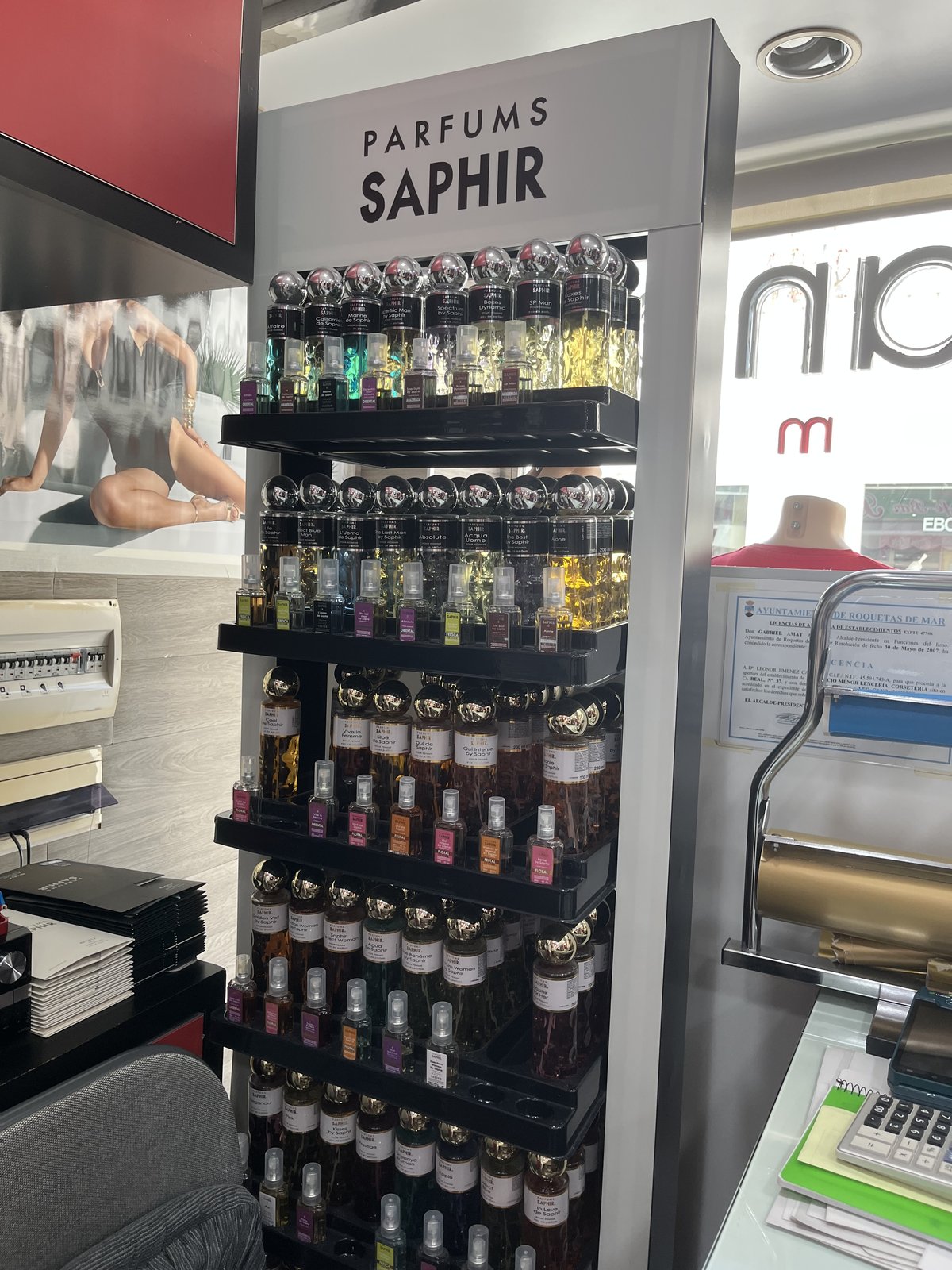 Expositor de Parfums Saphir en Leo Cano Íntimo